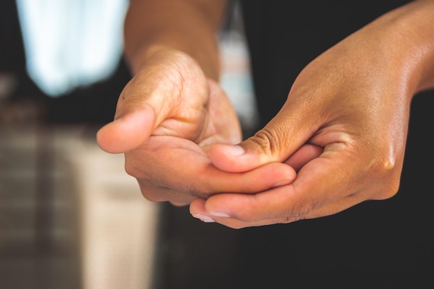 Dolore alle dita nel concetto di sindrome dell'ufficio primo piano medio