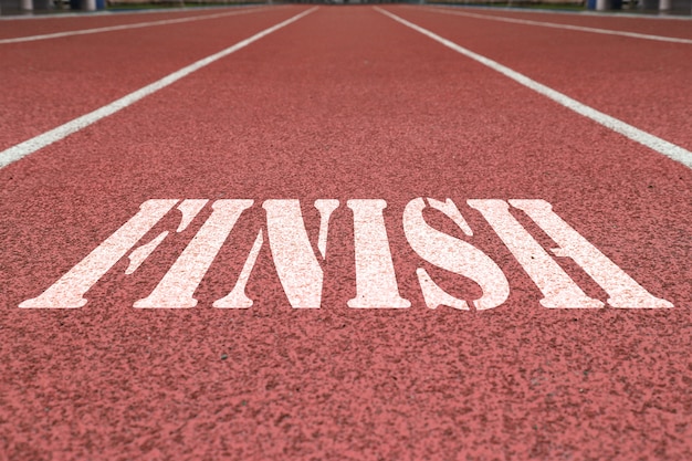 finish geschreven op de rode renbaan