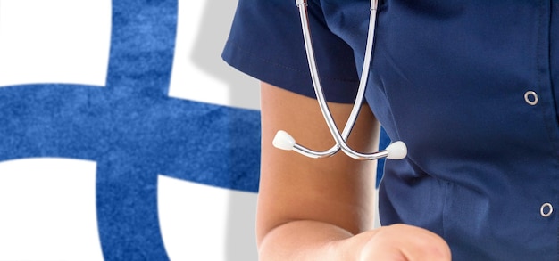 Finland vlag vrouwelijke arts met stethoscoop, nationaal gezondheidszorgsysteem