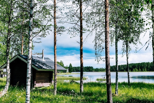 Finse bloksauna bij blauw meer op zomerdag in Finland