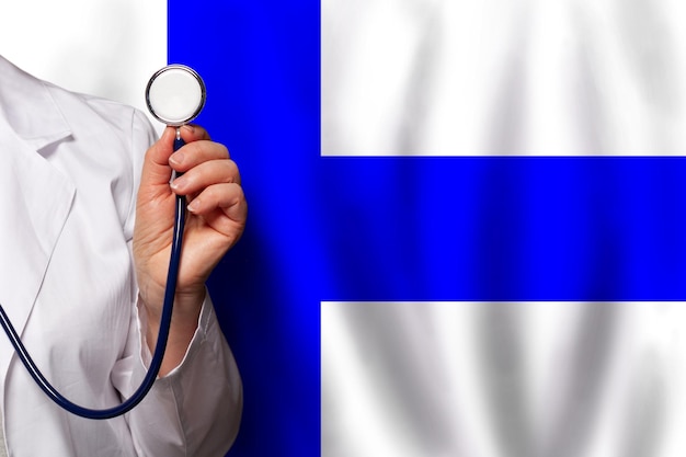Finse medische medewerkers met een stethoscoop op de achtergrond van de vlag van Finland