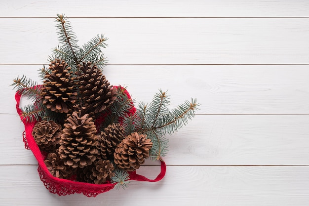 Fir kerstboom takken en kegels op tafel