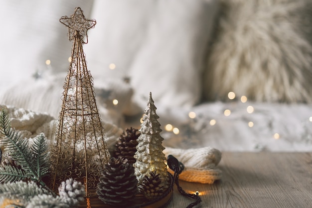 モミの木、コーン、クリスマスの飾り