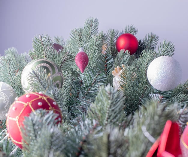 Abete decorato per la festa di natale o capodanno con sfondo grigio neutro.