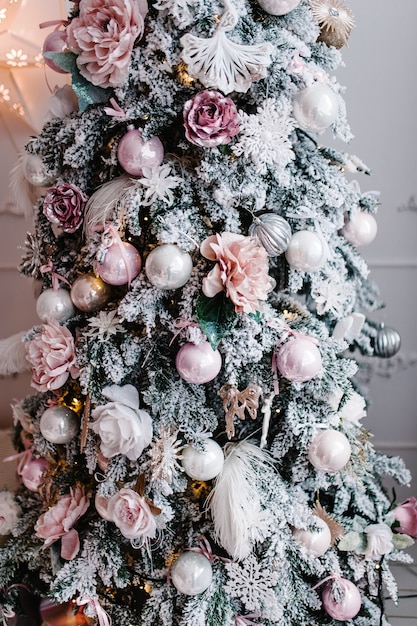 白い部屋にモミの木で飾られた花輪。装飾。飾られたクリスマスのインテリア。メリークリスマス。冬休みのコンセプト。