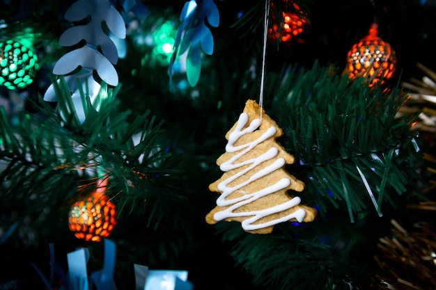 Foto albero di abete decorato con pane di ingrasso per natale