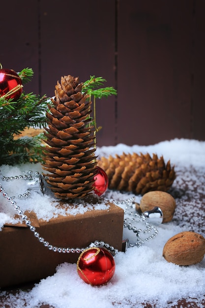 Fir tree dennenappels en kerst ornamenten