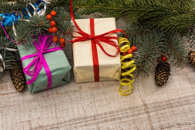 Fir tree met geschenkdozen op houten tafel. Kerstcadeautjes concept, briefkaart, groet