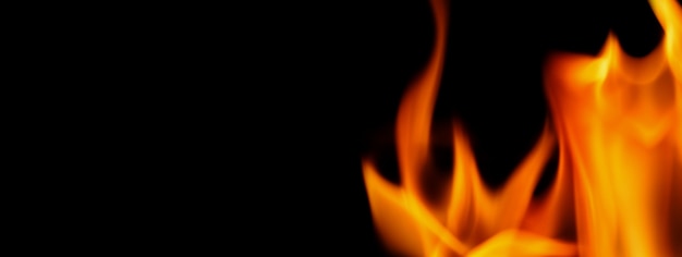 화재 배경입니다. 불타는 불꽃과 검은 배경을 추상화합니다. 불타는 힘을 나타냅니다. 뜨거운 매운 매혹적인 관능적 또는 불타는 연료를 나타냅니다. 화재 사고는 모든 것을 파괴합니다.