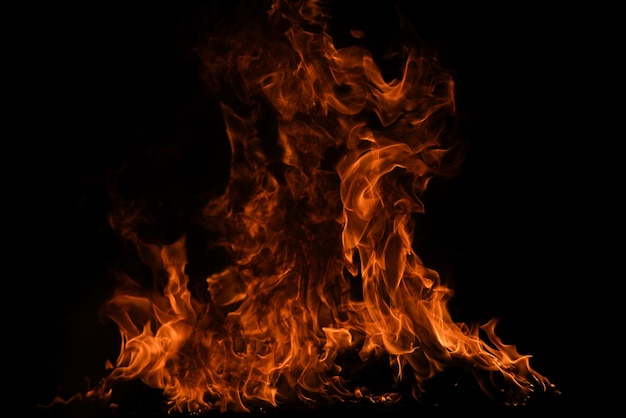 黒の背景に火の炎の炎火の燃える炎孤立した抽象的なテクスチャ炎の爆発wi
