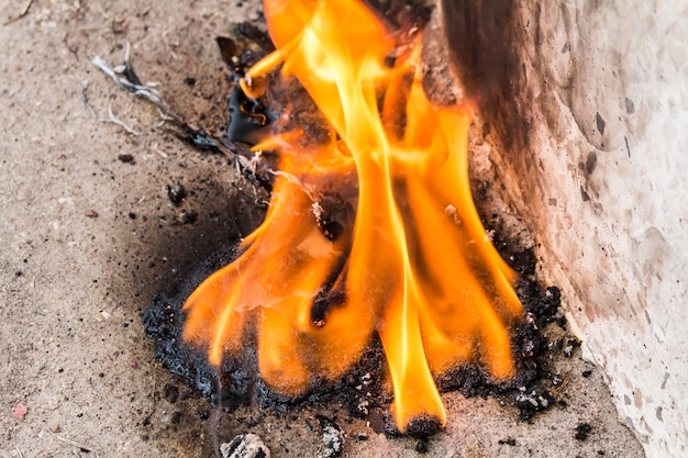 Foto il fuoco brucia l'olio sul pavimento