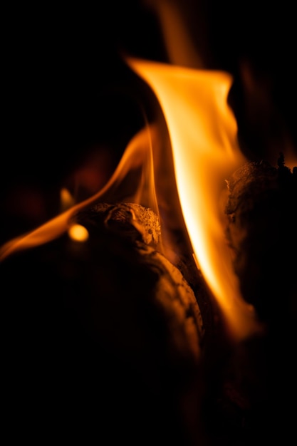 Primo piano del fuoco e struttura del dettaglio di colore giallo arancio rosso e forma astratta su sfondo nero