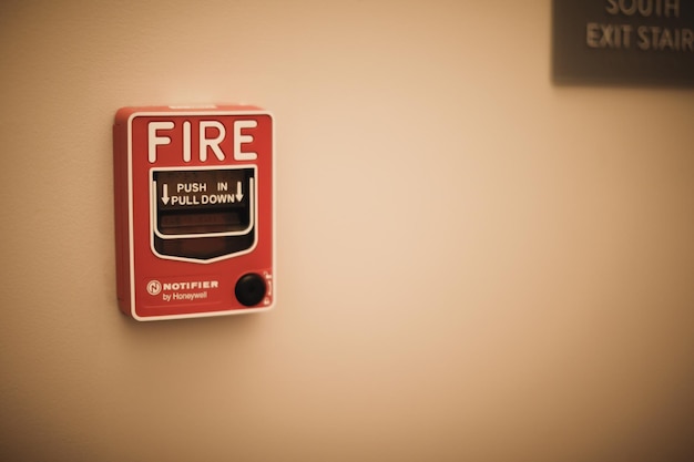 壁にある防火ボックスには「押し込みプルン」と書かれています。
