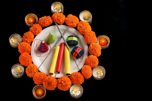 Foto petardi, lampada e fiore su sfondo scuro, festival indiano diwali