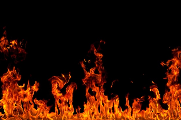 Foto il fuoco crea forme infinite quando brucia l'arancione dalla fiamma e lo sfondo nero creano trame interessanti fiamme dall'inferno potenza ardente