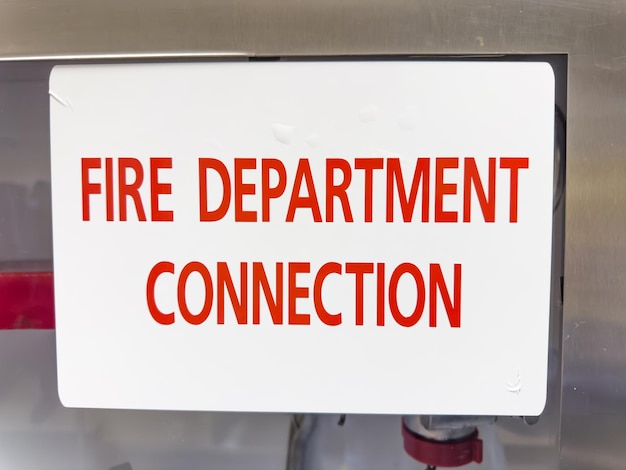 Foto segno del dipartimento dei vigili del fuoco contro un cielo limpido che simboleggia la sicurezza e la preparazione alle emergenze