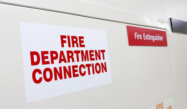 消防署の標識は非常口への道を示し、安全な避難と緊急事態の重要なシンボルです