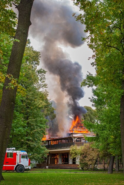 火事、災害、家が燃えている、消防車が到着した