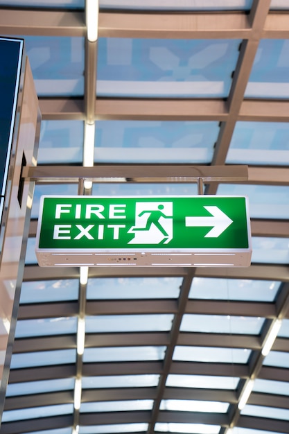 Photo fire exit sign at the airport