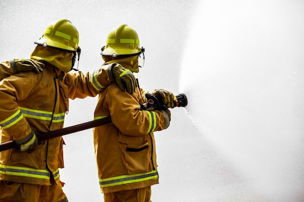 Foto vigile del fuoco in piena marcia