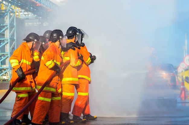 I vigili del fuoco spruzzano acqua per le esercitazioni antincendio negli impianti industriali. Foto Premium