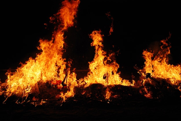 Огненный пламя на фоне акар