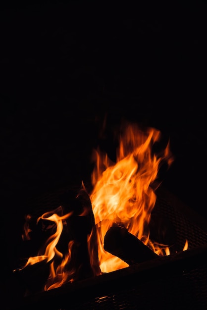 黒の背景に炎を発射します抽象的な火の炎の背景
