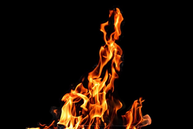 火、黒の背景の炎を分離します。コンセプト火グリル熱週末バーベキュー。