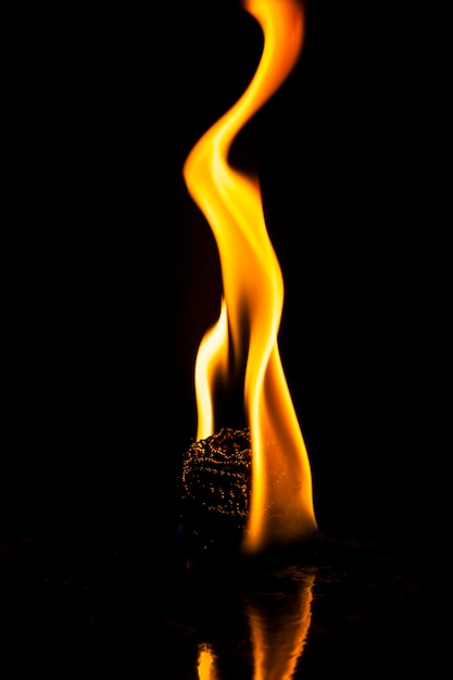 Photo fire flames on black background