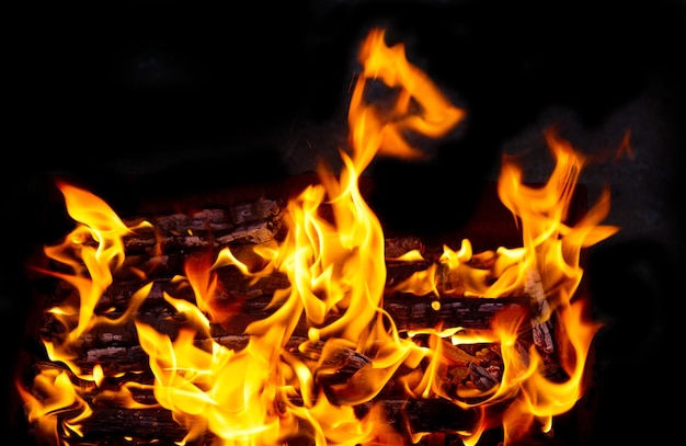 화재 및 화염. 벽난로에서 장작 굽기. 불타는 장작과 엔베르 클로즈업. 불타는 배경으로 화재와 불꽃입니다.