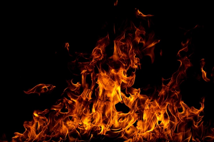 Photo fire flames isolated on black background fire burn flame isolated flaming burning art design concept