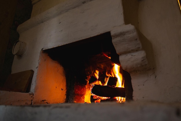 伝統的な村の家のロシアのオーブンの炉床