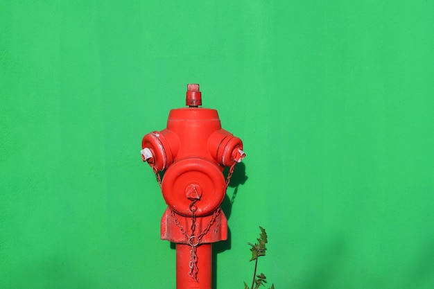 写真 緑色の壁の背景にある消防水槽