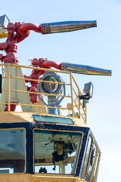 Пожарный гидрант на морской лодке против голубого неба