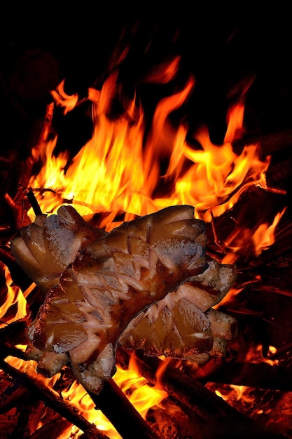 Foto un fuoco sta bruciando su una griglia con le parole 