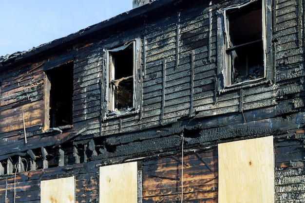 사진 파괴 된 집 앞의 화재 라인. 화재 후 탄된 집