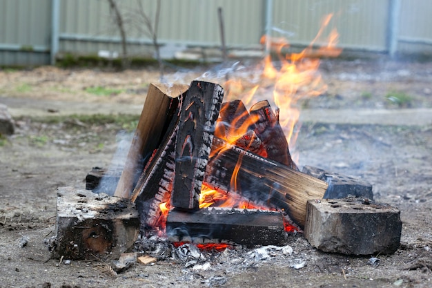 Огонь на природе. дрова в пламени наружные.