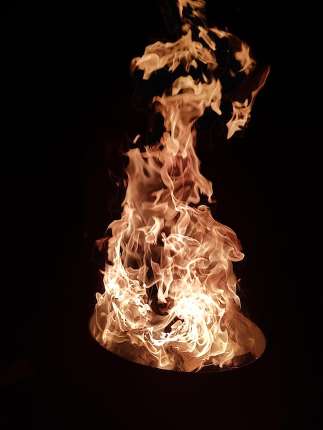 Foto il pozzo del fuoco di notte