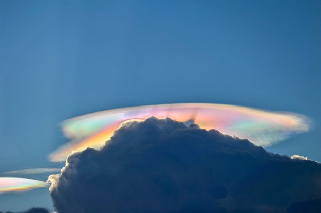 Foto il fenomeno del fuoco arcobaleno è un fenomeno naturale chiamato irizzazione o iridescenza