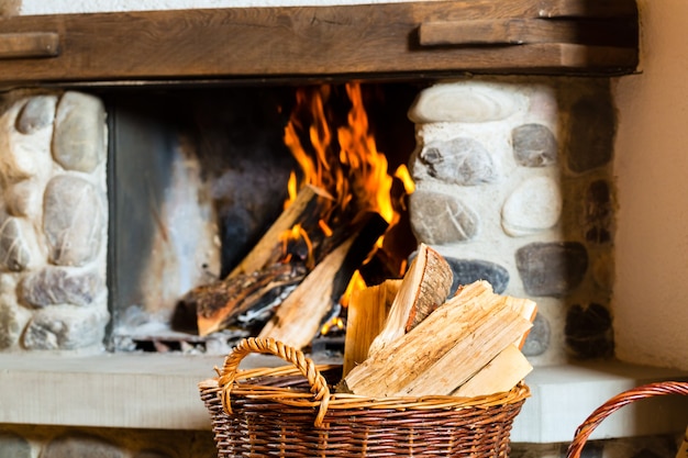 Photo fire in a rustic fireplace in a traditional mountain hut