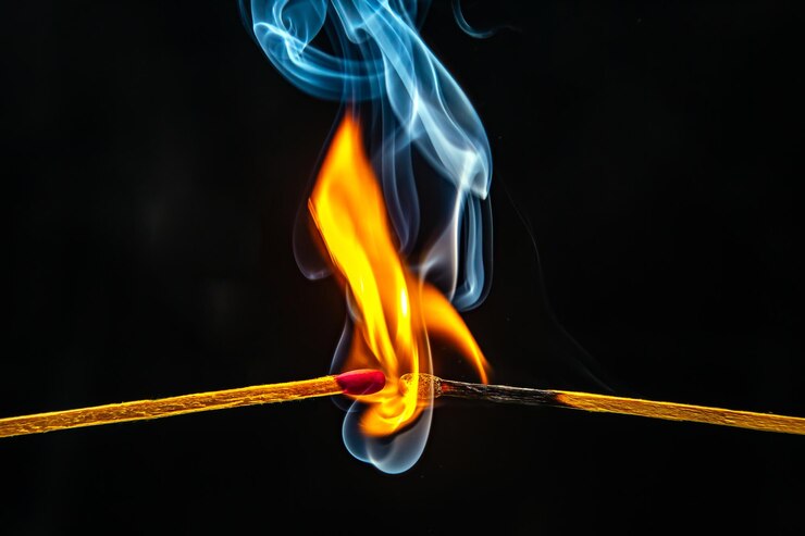 Photo fire and smoke burning and smoking match on a black background heat and light from fire flame