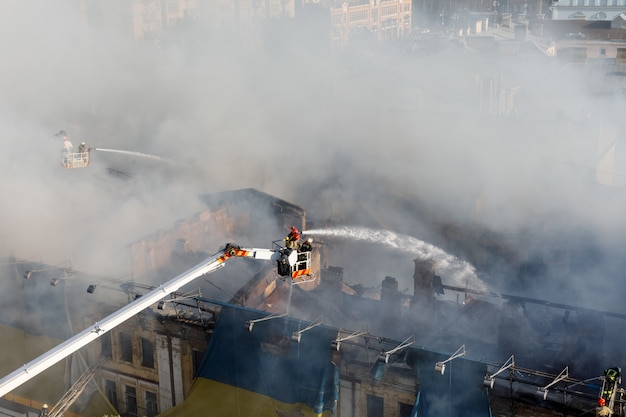 Пожар в трехэтажном доме в Киеве
