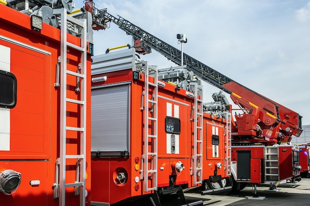 I camion dei pompieri sono parcheggiati pronti a spegnere gli incendi