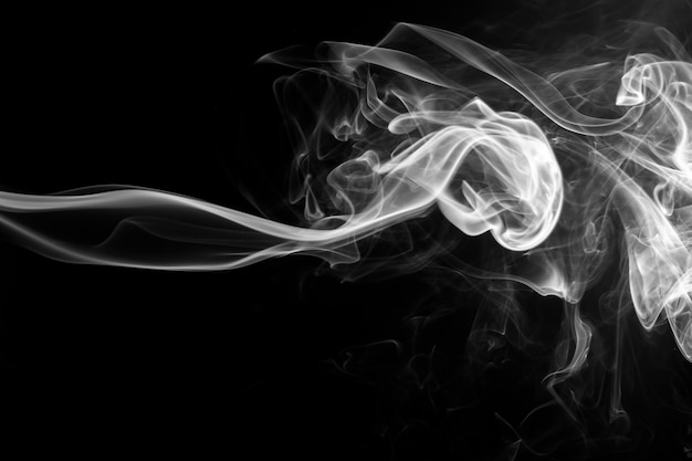 黒い背景に白い煙の火。抽象的な動き