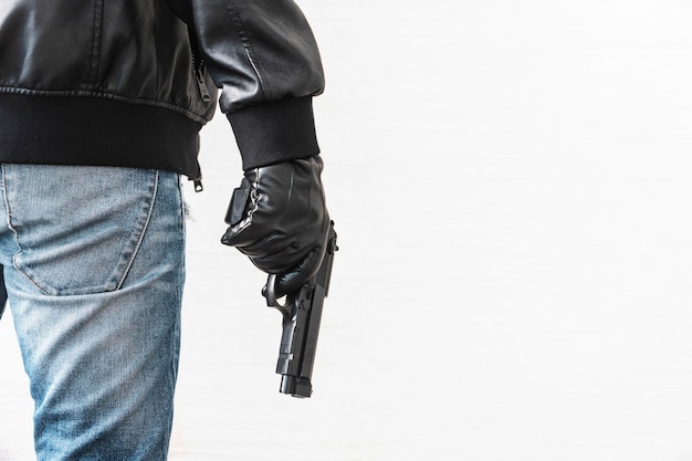 자기 방어를위한 총기 무기 판매 합법화의 개념 흰색 배경에 고립 된 총을 들고 손