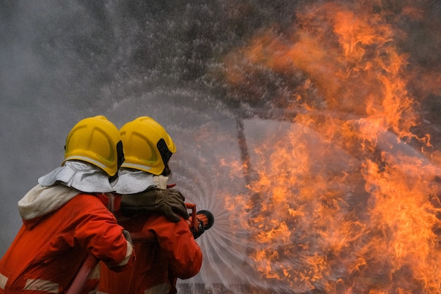 Photo firefighter are using water in fire fighting operation