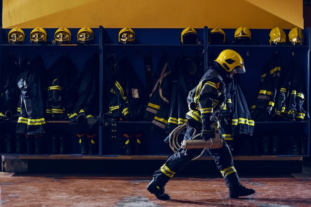 行動に備えた消防設備を運ぶ消防士