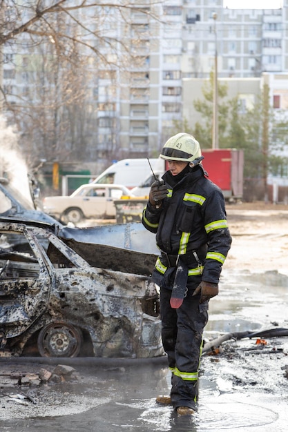 사진 키예프 폭격 후 소방 중 소방관
