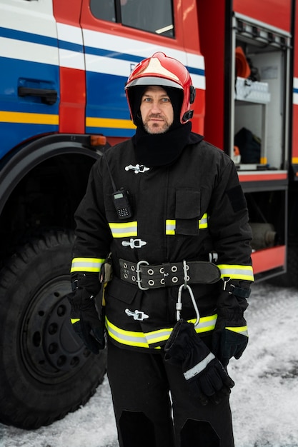 Photo firefighter ready for his mission