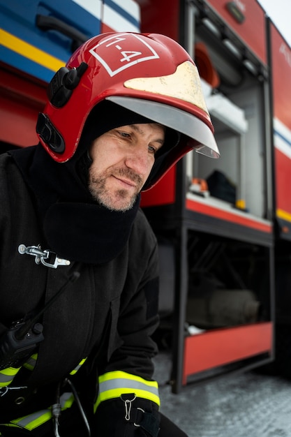 Photo firefighter ready for his mission